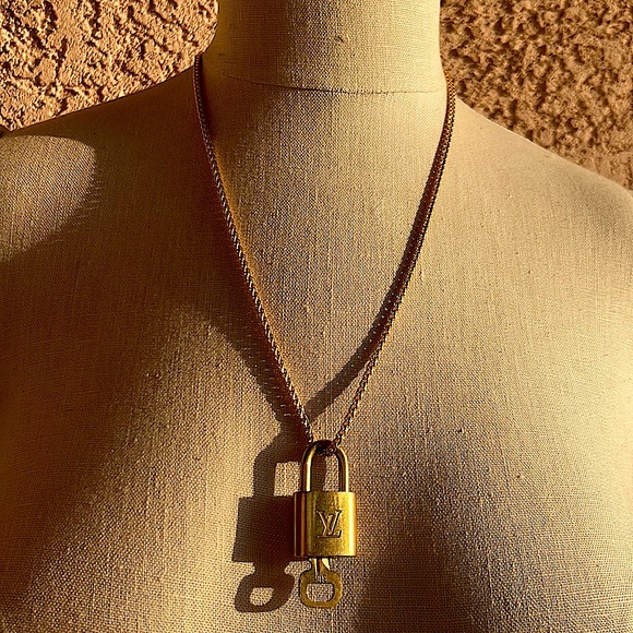 Louis Vuitton authentic lock and key GOLD necklace NWT - Picture 4 of 8